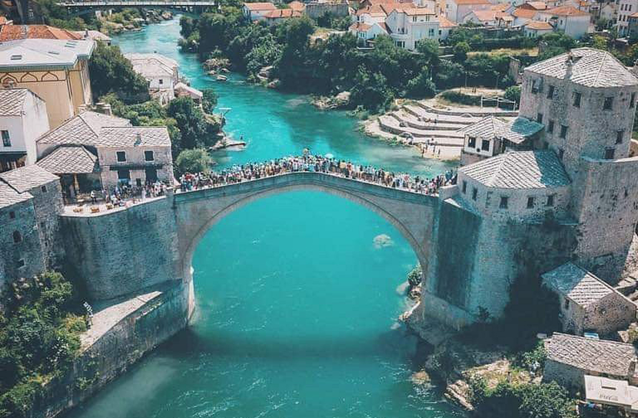 A Stari Most foi construída no século 16 pelos otomanos e permaneceu intacta por 427 anos até ser destruída em 1993 na Guerra da Bósnia. Sua reconstrução fiel, concluída em 2004, devolveu à cidade seu maior símbolo e um monumento vivo de reconciliação. Não à toa, integra o Patrimônio Mundial da UNESCO.

