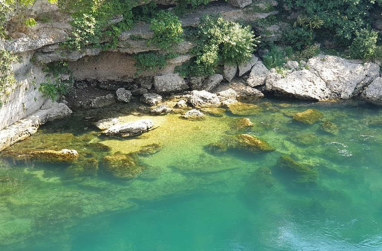O projeto de reconstrução envolveu engenheiros internacionais e artesãos locais, que recuperaram técnicas otomanas originais. Pedras foram recolhidas do fundo do rio e combinadas com novas peças talhadas à mão. A reinauguração em 23/07/2004 marcou um renascimento emocional para a cidade.