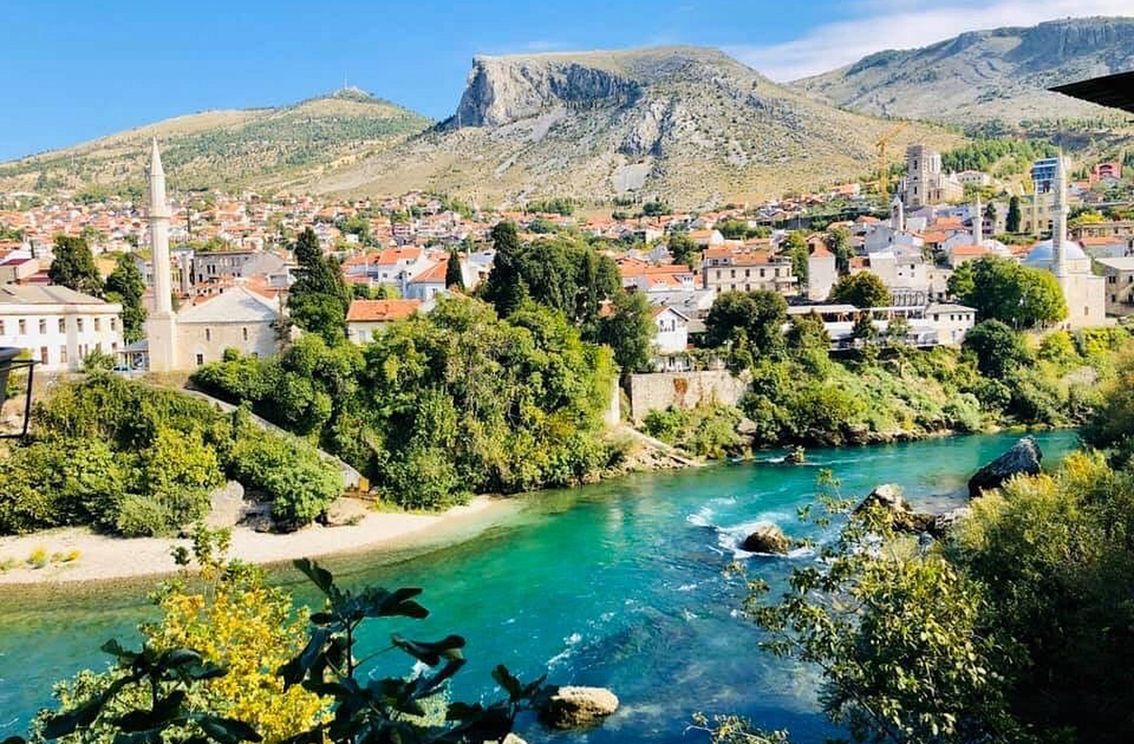Às margens do Rio Neretva, a cidade está localizada a 70 quilômetros da fronteira com a Croácia e a 130 quilômetros de Sarajevo, de onde partem tours regularmente para essa região da Bósnia.