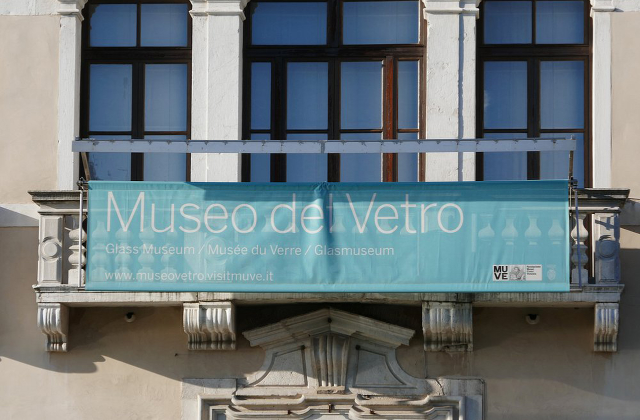 O vidro de Murano é reconhecido como patrimônio cultural imaterial. Museus e coleções exibem obras que atravessam séculos, visto que cada peça testemunha de forma impactante a história e a criatividade humana. A preservação, por isso, garante que futuras gerações conheçam essa herança.