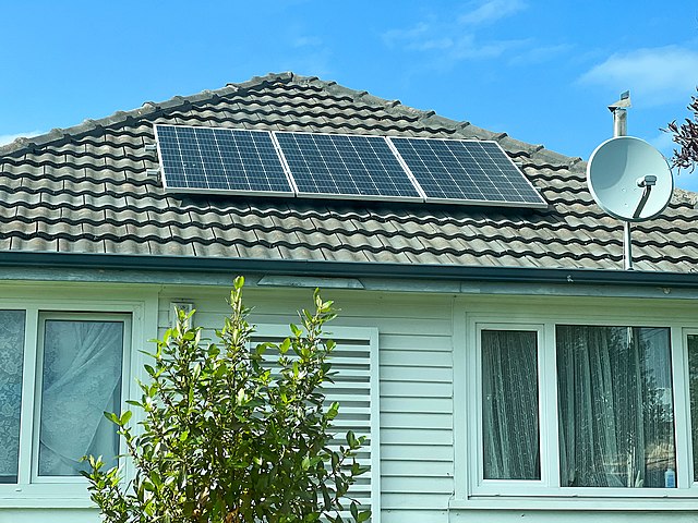 Entretanto, há desvantagens: necessidade de sistemas adequados, custos elevados de baterias para armazenamento, dependência do sol e mão de obra especializada.