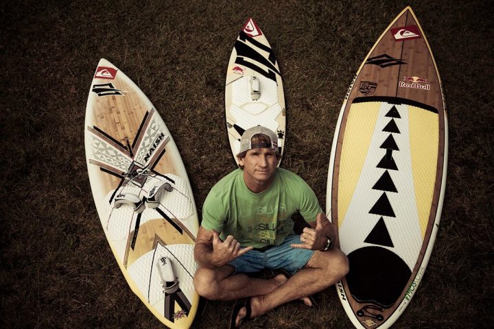 A popularização global veio no final dos anos 90, com figuras como Robby Naish, campeão mundial de windsurf que passou a divulgar o novo esporte.