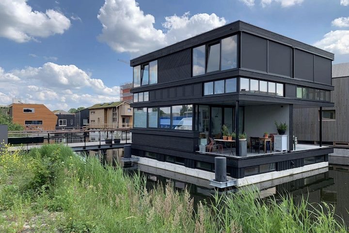 Hoje, a Holanda é pioneira e líder mundial neste conceito. Em Schoonschip, 30 casas flutuam com a água durante as tempestades, fixadas por pilares de aço, oferecendo segurança aos moradores.