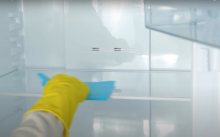 E aqui vai um importante lembrete, que faz toda a diferença. É recomendável limpar a geladeira, pelo menos,  uma vez por mês.  Assim, eliminam-se restos que servem de alimento para micro-organismos. As manchas deixadas na geladeira ficam por mais tempo do que seria aceitável para os próprios alimentos que as causaram. Ou seja, elas podem ter bactérias que invadem a comida armazenada de forma correta, pondo tudo a perder. As peças removíveis podem ser lavadas com detergente neutro.  