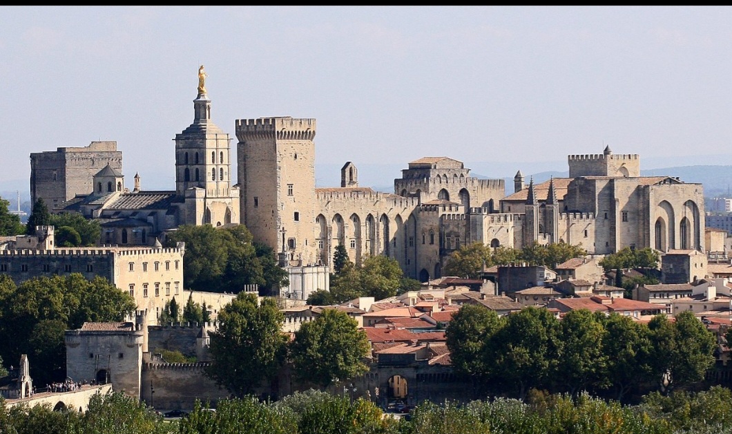 Palácio dos Papas (Avignon, França) - Construído entre 1335 e 1370, com arquitetos como Pierre Poisson, é uma fortaleza imponente que serviu de residência para os papas no século XIV. O palácio se destaca pelos altos muros e torres defensivas.

