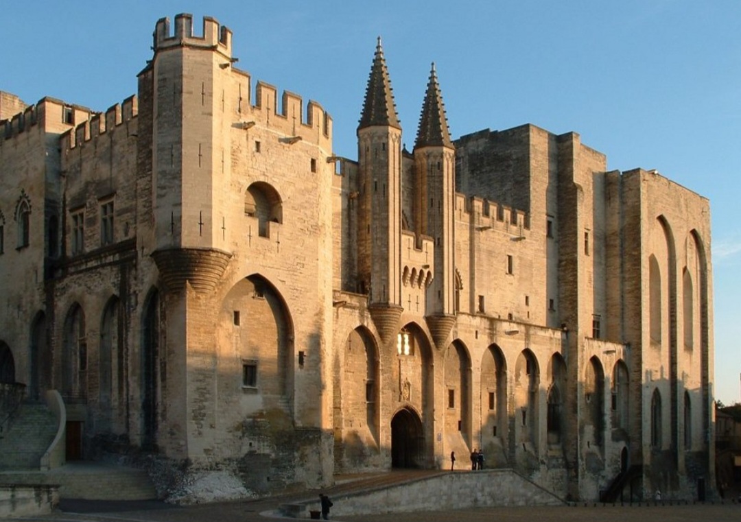 O mundo tem uma grande diversidade de estruturas que seguem belos estilos arquitetônicos. Seja em igrejas, catedrais, mosteiros e castelos, há características que conferem beleza, delicadeza e perícia de profissionais criativos e geniais. Veja alguns exemplos. 