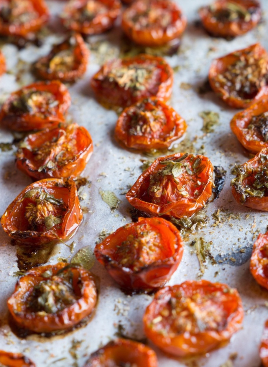 Estudos mostram que o consumo de tomate e seus produtos estão associados a menor incidência de câncer de próstata, pulmão e estômago. De acordo com o periódico Frontiers in Nutrition, a ingestão do licopeno está relacionado à diminuição do risco da doença.