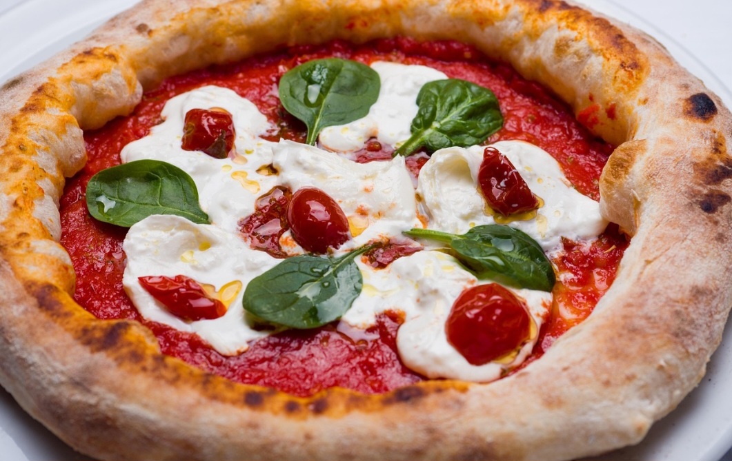 O tomate é um fruto rico em vitamina C, A, K e possui quantidade significativa de potássio, que contribui para a vasodilatação e ajuda a reduzir a pressão arterial.