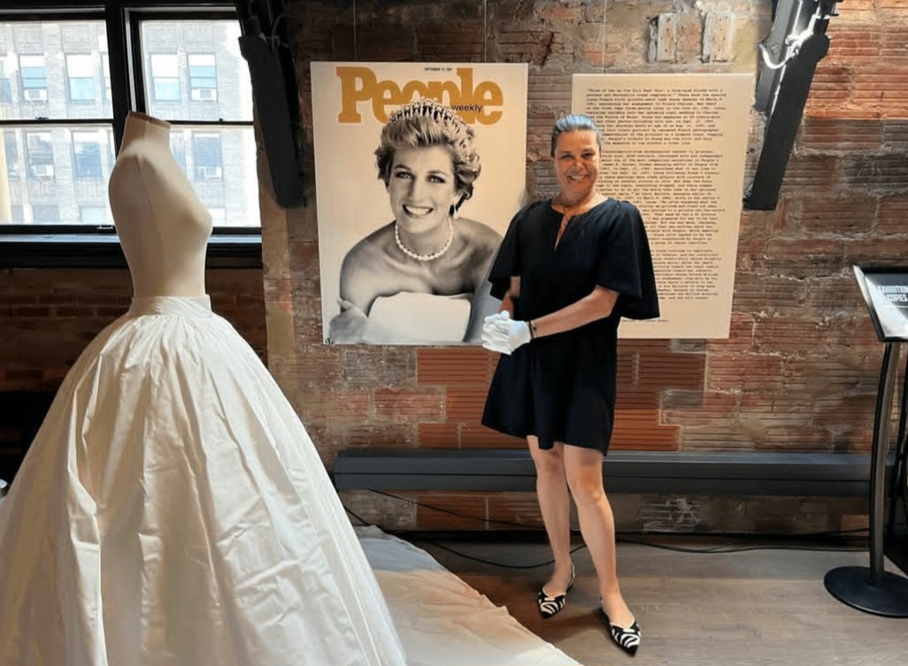 Trata-se de Renae Plant, uma colecionadora que já tem mais de 2.700 artigos pessoais da princesa. O vestido arrematado desta vez era usado por Diana em eventos de caridade. 