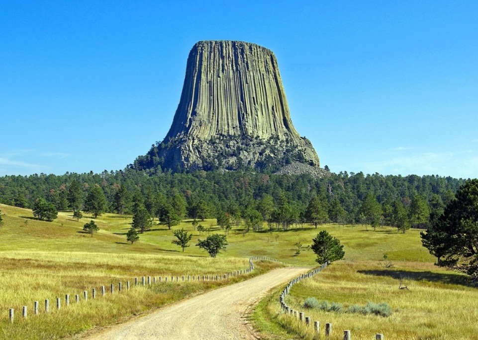 A Torre do Diabo (Devils Tower) é uma impressionante formação rochosa localizada no estado de Wyoming, nos Estados Unidos. Com 386 metros de altura a partir da base, ela se destaca solitária na paisagem das Grandes Planícies.
