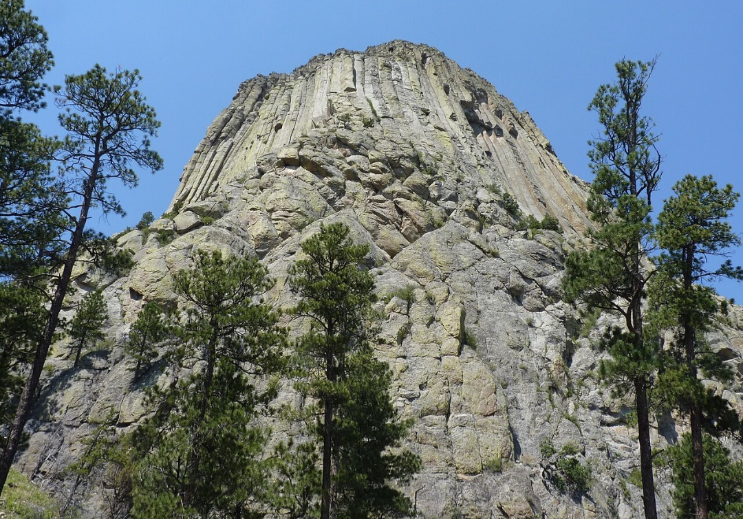 É um lugar onde natureza, cultura e história se cruzam. A Torre do Diabo permanece como um dos ícones naturais mais misteriosos e reverenciados da América do Norte