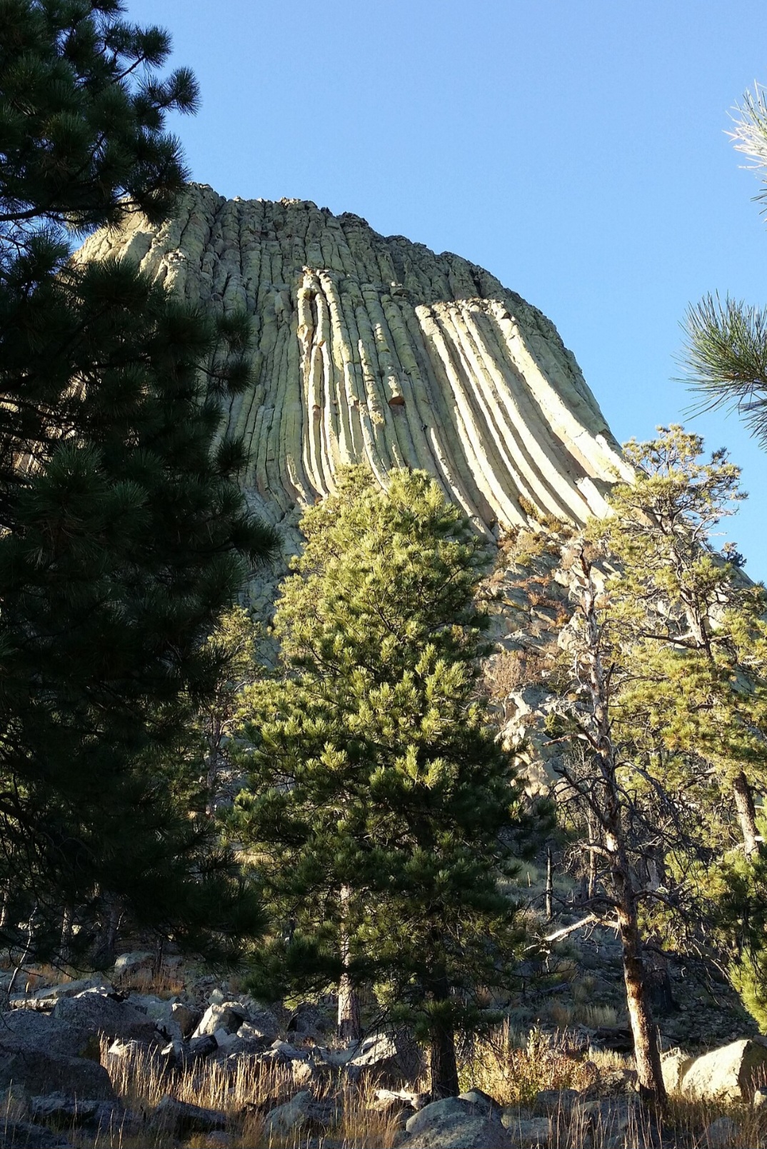O nome “Torre do Diabo” foi dado por erro de tradução em 1875, quando um intérprete teria entendido “Bad God's Tower” ao invés de “Bear Lodge”. Muitos nativos pedem hoje a mudança do nome oficial.