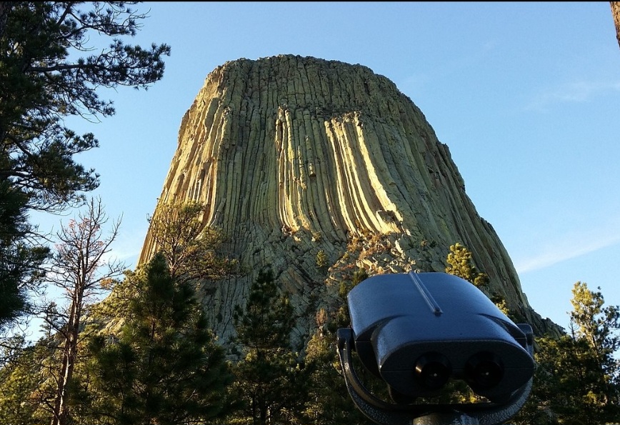 É possível caminhar ao redor da base da torre por trilhas bem sinalizadas. O circuito principal tem cerca de 2 km e oferece vistas panorâmicas do monumento.