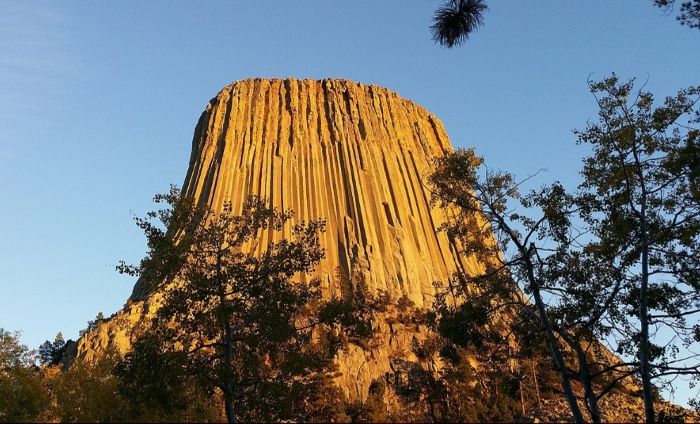 As cores da torre mudam conforme a luz do dia. Do dourado suave ao cinza escuro, a rocha parece ganhar vida conforme o sol se move.