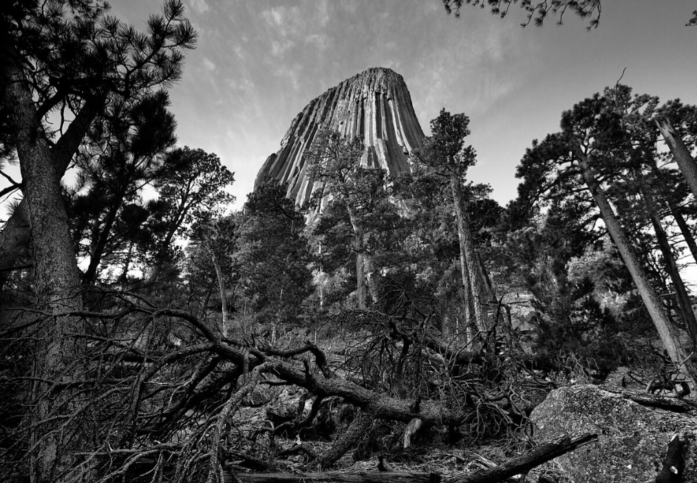 Para os povos indígenas, a torre é sagrada. Tribos como os Kiowa, Lakota e Cheyenne têm lendas associadas à formação, geralmente envolvendo ursos gigantes e proteção espiritual. Há placas pedindo que orações nao sejam perturbadas.