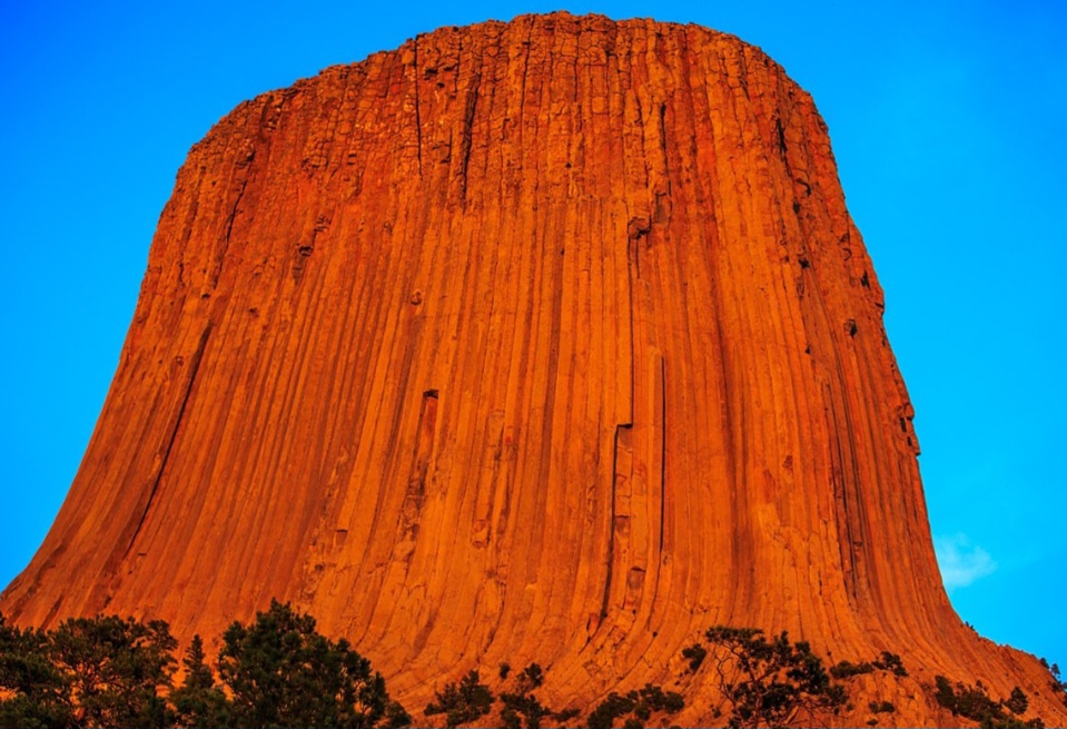 Mesmo cercada por tanto simbolismo, a Torre do Diabo também inspira cientistas. Estudiosos de geologia, clima e até comportamento animal visitam a área para pesquisas.