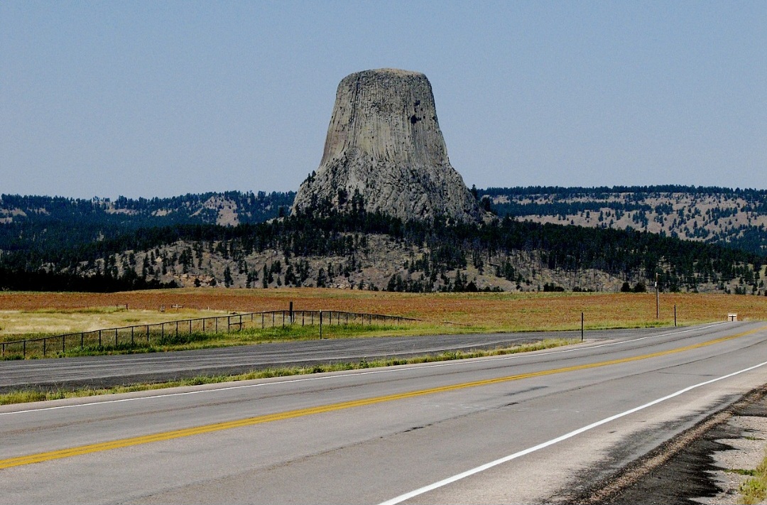 A torre do Diabo fica no condado de Crook, no nordeste de Wyoming, próximo à fronteira com Dakota do Sul.