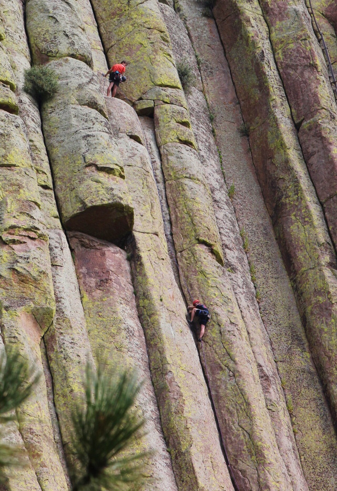 Em junho, durante as cerimônias indígenas, o National Park Service pede que escaladas sejam evitadas por respeito às tradições nativas. Muitos praticantes de escalada atendem ao pedido.
