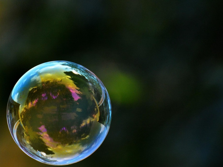 Artistas utilizam bolhas para criar instalações e performances, como a gravação de recordes mundiais que envolvem pessoas dentro de bolhas. 