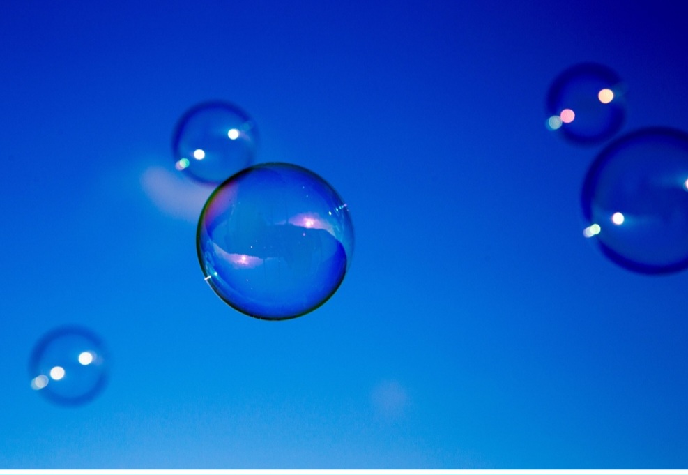 A água pura possui uma alta tensão superficial devido às forças de atração entre suas moléculas, o que impede a formação de películas finas e duradouras. 