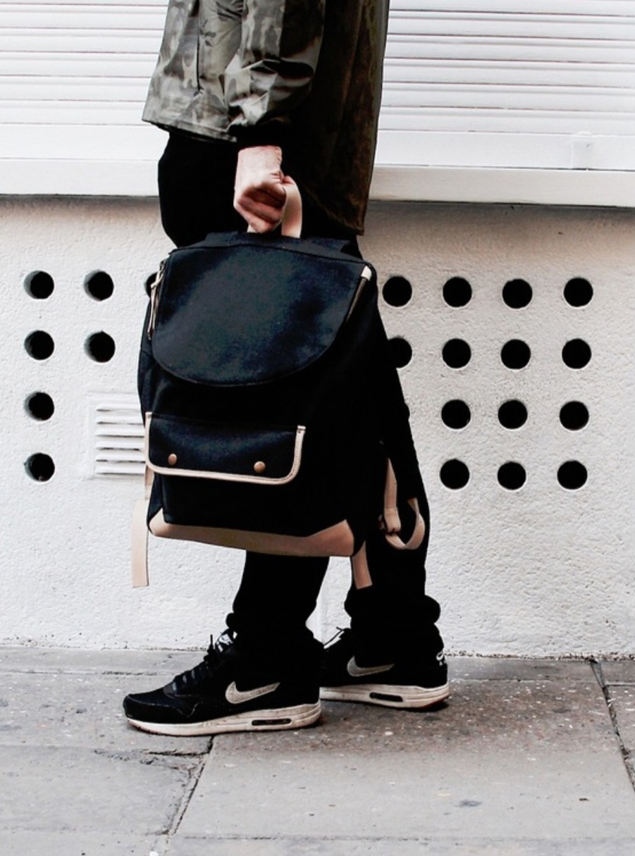 O couro combina com diversos looks, que podem dar um toque elegante para o visual. Na dúvida entre qual mochila escolher, aposte nesses modelos, que trazem uma combinação perfeita para os trajes em diferentes ambientes e podem ser utilizados nas mãos.