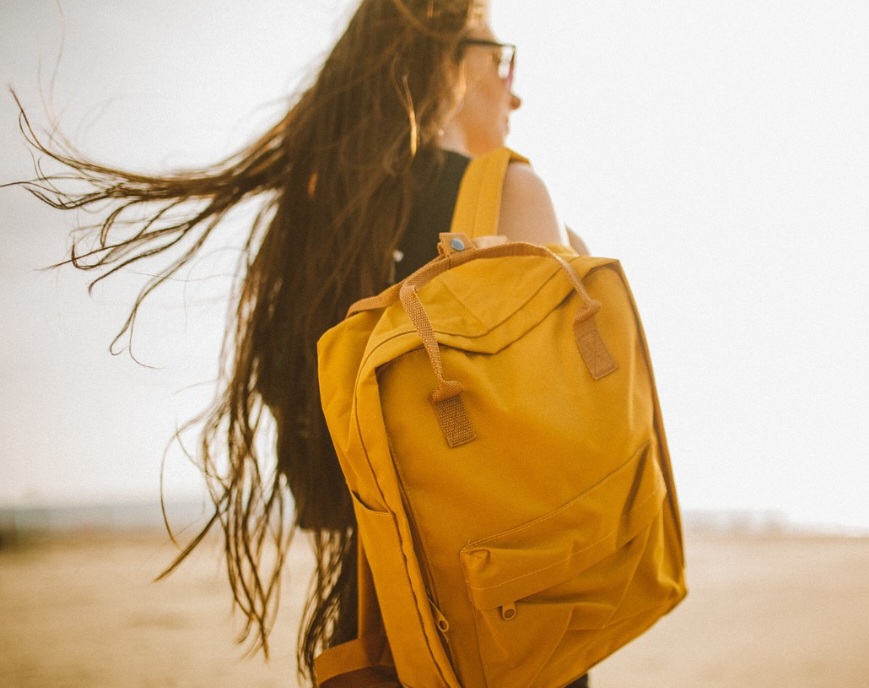 Em sua forma mais simples, esse objeto é um saco de lona ou tecido sintético resistente que é carregado nas costas de uma pessoa, e apoiado através de quatro alças que passam por cima dos ombros.
