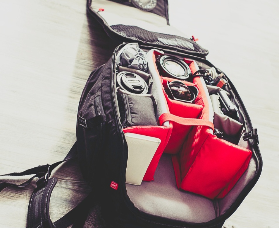 A mochila simboliza a capacidade de transportar uma variedade de itens, sendo útil em diversas situações, como em viagens, passeios, ou até mesmo no trabalho. Cada vez mais espaçosa e com compartimentos, ela pode levar diferentes produtos. 