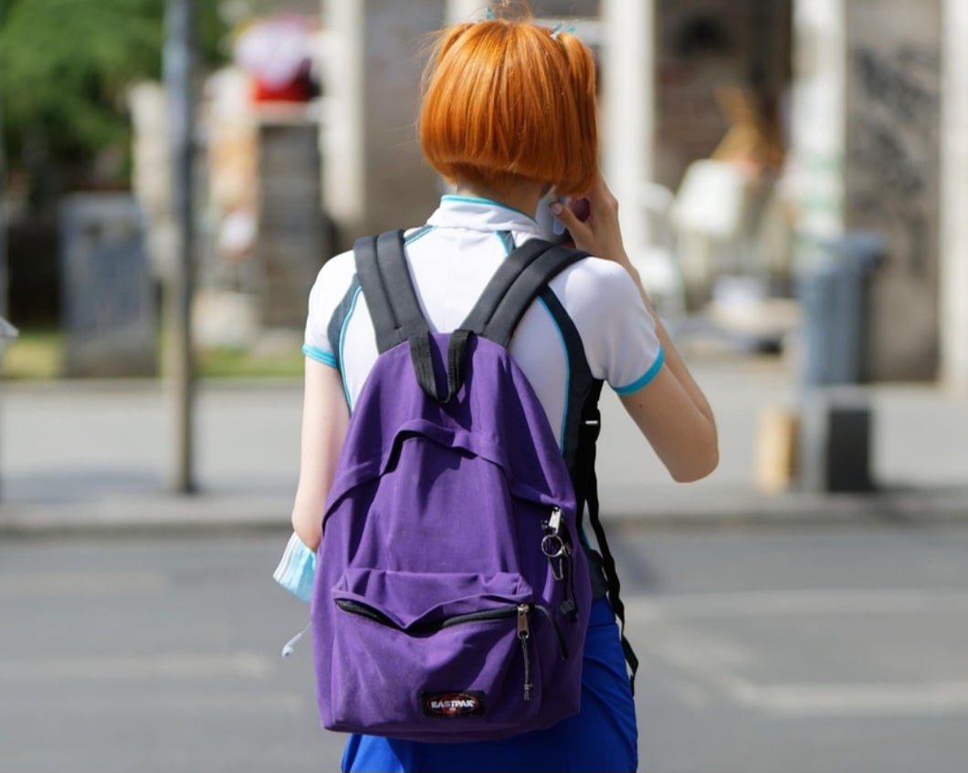 Funcional e prática no transporte de objetos, a mochila pode distribuir o peso de forma equilibrada e trazer conforto na condução e em grandes deslocamentos. Seja no âmbito escolar, laboral ou em trilhas, ela oferece liberdade de movimento e mãos livres.