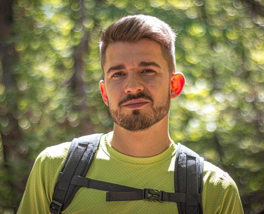 Por outro lado, o peso excessivo e mal distribuído da mochila pode causar dores nas costas, ombros e pescoço, além de contribuir para problemas posturais como escoliose e cifose.