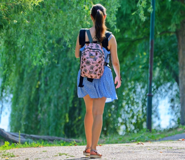 A mochila, então, ganhou popularidade global a partir dos anos 1970 e 1980, começando com o uso estudantil e, posteriormente, se tornou um acessório de moda e uso diário por trabalhadores.