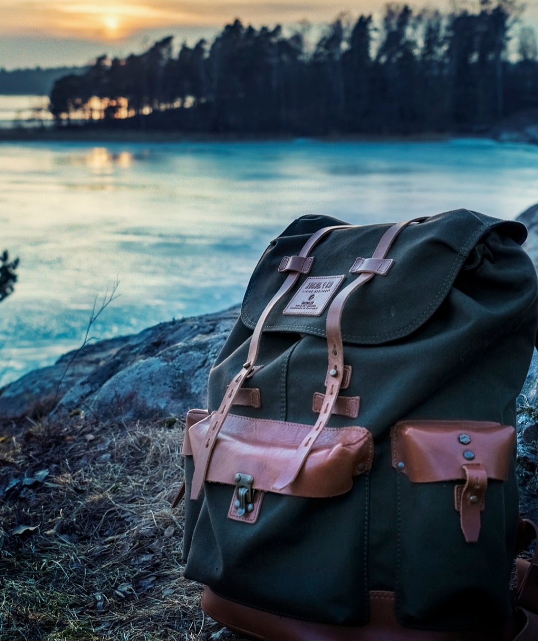 No século XX, estes acessórios começaram a tomar uma forma mais próxima do que conhecemos atualmente, com o primeiro modelo fabricado em tecido criado pelo sindicalista norueguês Ole F. Bergan, em 1909.