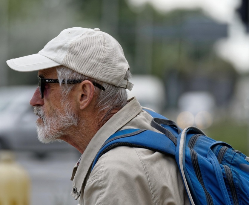 Em meados do século XX, o alpinista Dick Kelty foi creditado por dar origem à mochila como a conhecemos, criando modelos que a tornaram mais prática.