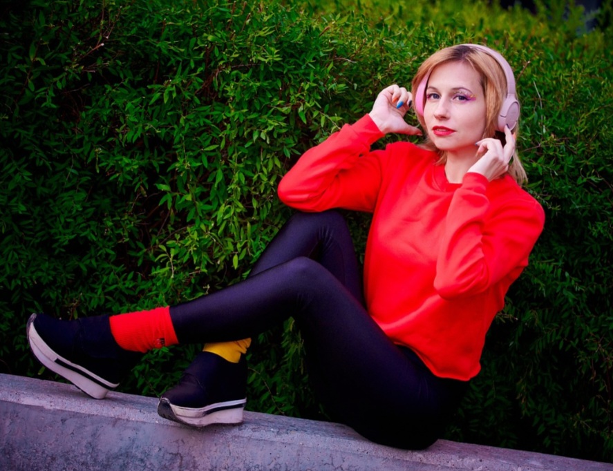 A evolução das meias também acompanha a tecnologia têxtil. Hoje há tecidos respiráveis, antimicrobianos, térmicos e de alto desempenho, que tornam a peça muito mais do que um simples acessório.
