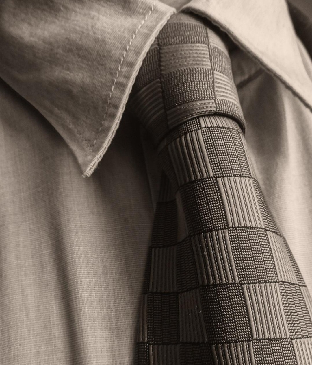 No início, a gravata tinha funções práticas, como fornecer calor, proteger do pó, e até mesmo ser usada para estancar sangramentos.  