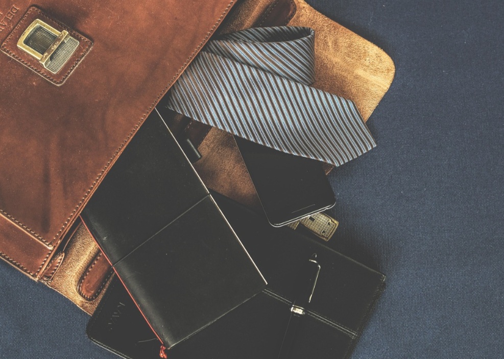 Clássica e tradicional é o modelo mais largo e formal, sendo a base do guarda-roupa masculino, enquanto slim é mais estreita que a tradicional. Essa segunda tem um visual moderno e é uma escolha popular para ocasiões que não exigem um extremo formalismo. 