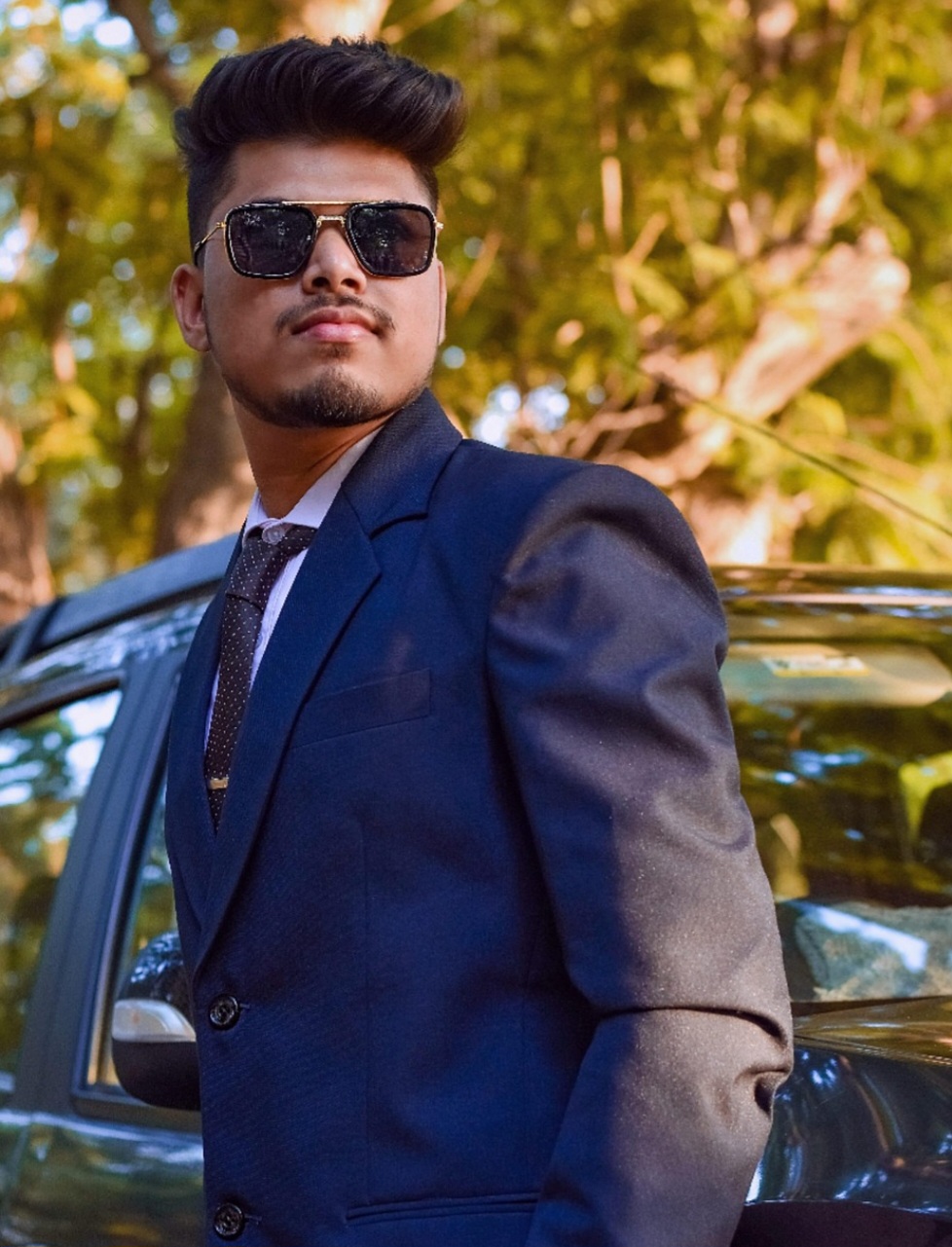 Este item pode ser liso, estampado com figuras geométricas simples, como bolinhas ou losangos, Também se apresentam com padrões all-over que se repetem em toda a gravata, como as Foulard ou Macclesfield.