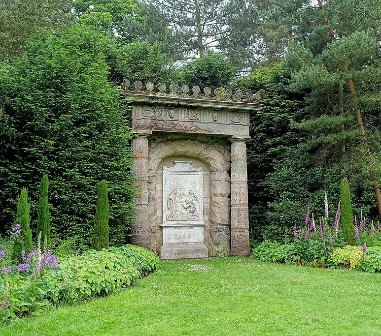A Inscrição de Shugborough: A Inscrição de Shugborough é uma série de letras estranhas esculpidas em uma pedra na propriedade de Shugborough Hall, em Staffordshire, Inglaterra.