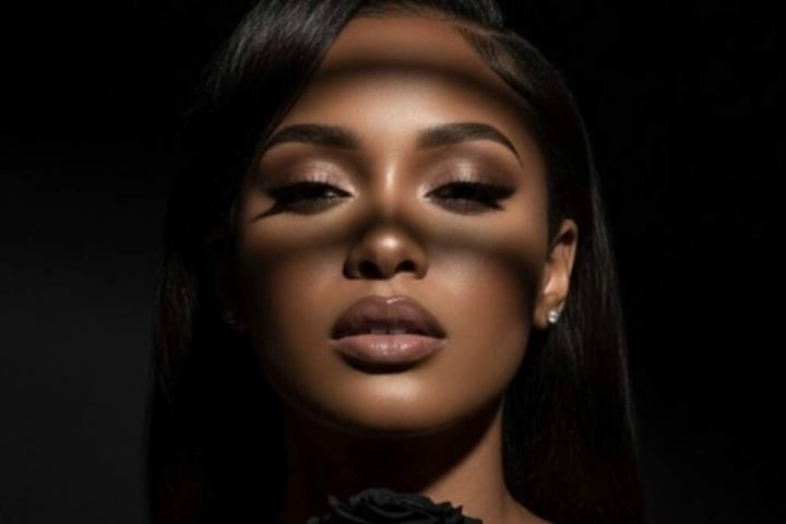 Uma cantora virtual criada com o uso de inteligência artificial (IA) conquistou recentemente um contrato milionário com a gravadora Hallwood Media.