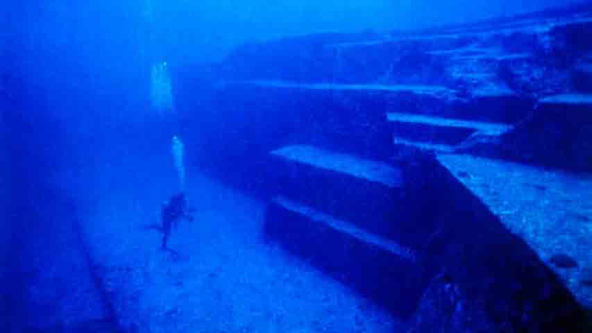 Suas características — como degraus angulares e plataformas planas — sugerem uma possível origem artificial, levando alguns a chamá-lo de Atlântida do Japão.