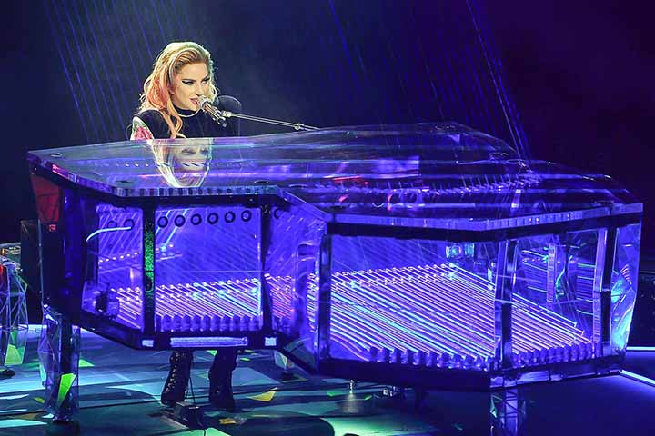 Alguns artistas que brilham como cantores também se destacam ao piano — talento que atravessa gerações. A seleção reúne nomes atuais e lendas já falecidas que marcaram a música com essa dupla habilidade artística.