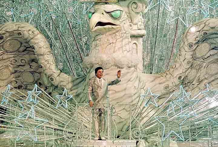 Silvio Santos - Tradição 2001: Considerado por muitos como o maior apresentador de TV da história do Brasil, Sílvio recebeu uma justa homenagem da escola de Campinho. O comunicador, morto em 2024, esteve presente, para a alegria de quem esteve na Sapucaí em 2001. A agremiação ficou com o oitavo lugar. 