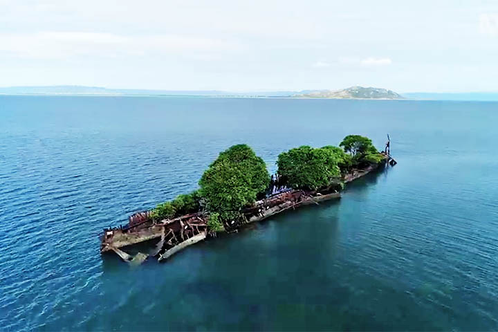 Na Ilha Magnetic, localizada na costa leste da Austrália, os restos de um navio encalhado se transformaram em uma ilha artificial, na Baía Cokle.
