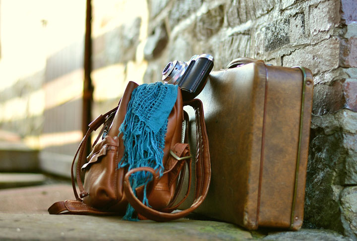 Aspire o colchão e as áreas em volta da cama regularmente. Guarde as mochilas e as malas dentro de sacos plásticos. 