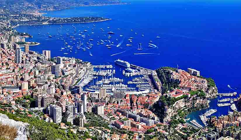 Costa Azul (França) – Também chamada de Riviera Francesa, é conhecida por cidades luxuosas como Nice, Cannes e Mônaco. Atrai celebridades, tem águas azul-turquesa e é palco do Festival de Cinema de Cannes.