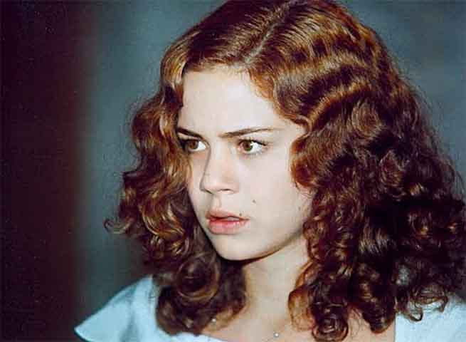 Ela iniciou seus estudos em dramaturgia com apenas sete anos. Em 1990, fez sua estreia na televisão brasileira ao participar do último capítulo da primeira versão da novela “Pantanal”, na extinta TV Manchete, no papel da filha de Juma e Jove.
