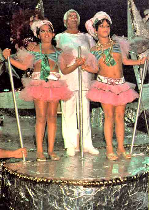 Dorival Caymmi - Mangueira 1986 - Com um dos seus maiores sambas, a Estação Primeira trouxe o enredo sobre a vida e obra do tradicional cantor baiano. O intérprete esteve presente no segundo ano da história da Sapucaí, e a escola da Zona Norte carimbou o título na apuração. 