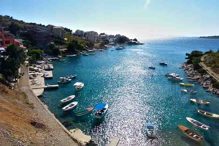 Costa Dálmata (Croácia) – Banhada pelo Adriático, abriga cidades históricas como Dubrovnik e Split. Suas ilhas e águas azuladas atraem turistas em busca de beleza e cultura.