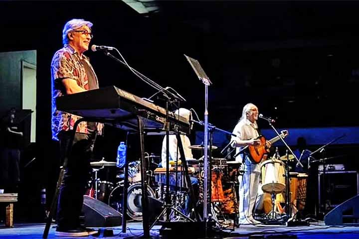 Ivan Lins toca piano desde cedo e encontrou no instrumento a base de sua linguagem musical, marcada por harmonias ricas e construção melódica sofisticada. Suas composições, muitas criadas diretamente ao teclado, tornaram-se referência na MPB e no jazz internacional.