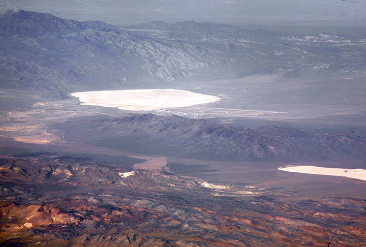 Área 51 (Estados Unidos) - Localizada no deserto de Nevada, a Área 51 é uma base militar cercada de sigilo e teorias. Muitos acreditam que ali estariam armazenados destroços de naves e tecnologias desconhecidas. O governo norte-americano confirmou sua existência apenas em 2013, o que aumentou ainda mais o mistério. O local inspirou produções como Arquivo X e Independence Day.
