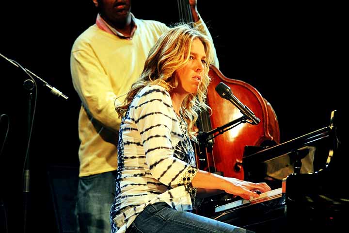 Diana Krall, pianista desde os 4 anos, construiu sua carreira no jazz a partir do instrumento, estudando formalmente e desenvolvendo técnica refinada. Seu piano é marca registrada de seus arranjos intimistas, sustentando a fusão entre voz suave e harmonias sofisticadas.